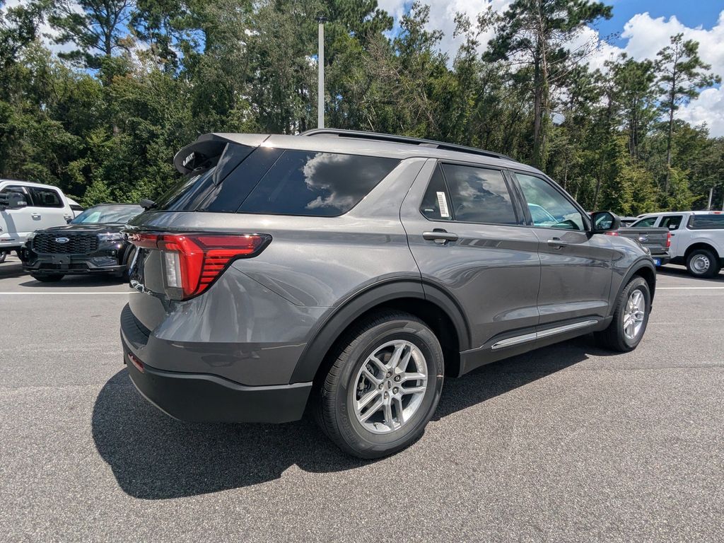 2025 Ford Explorer photo 2