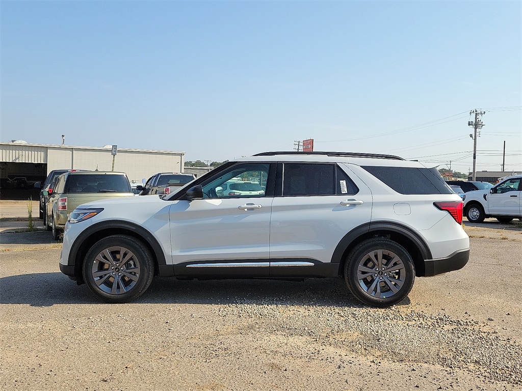 2025 Ford Explorer photo 2