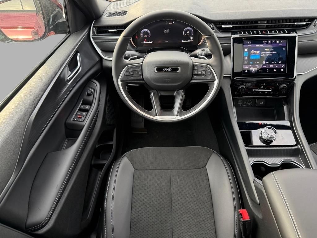 2025 Jeep Grand Cherokee Laredo Altitude photo 4