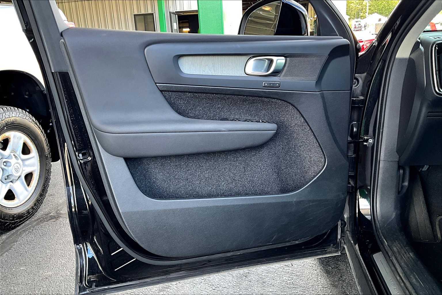 2025 Volvo XC40 Plus photo 21