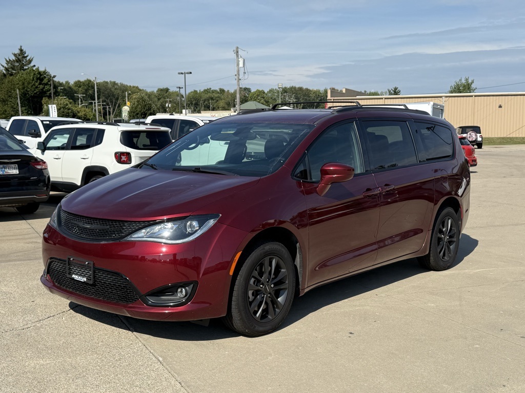 2020 Chrysler Pacifica Touring L photo 3