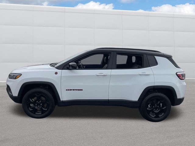 2024 Jeep Compass Trailhawk photo 2
