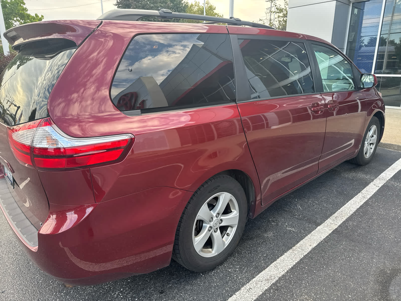 2016 Toyota Sienna LE photo 3