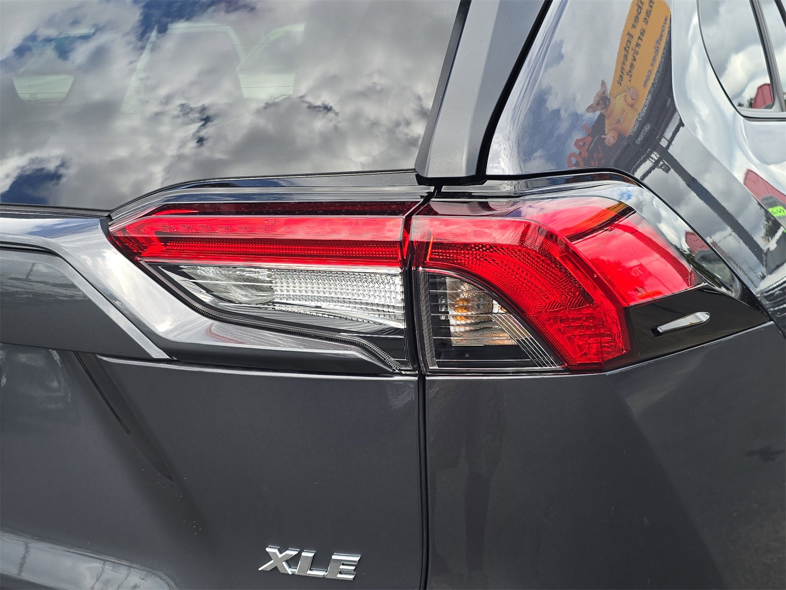 2023 Toyota RAV4 XLE photo 4