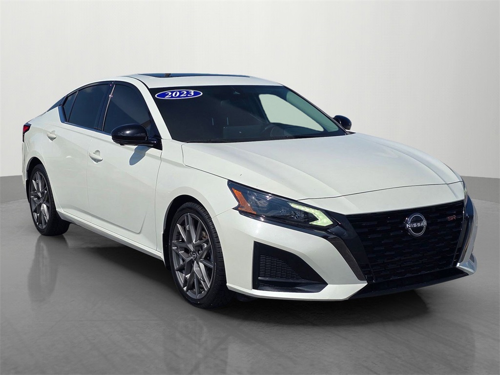 2023 Nissan Altima SR photo 3