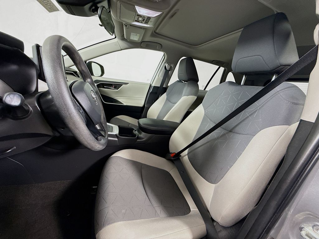 2022 Toyota RAV4 Hybrid XLE photo 19