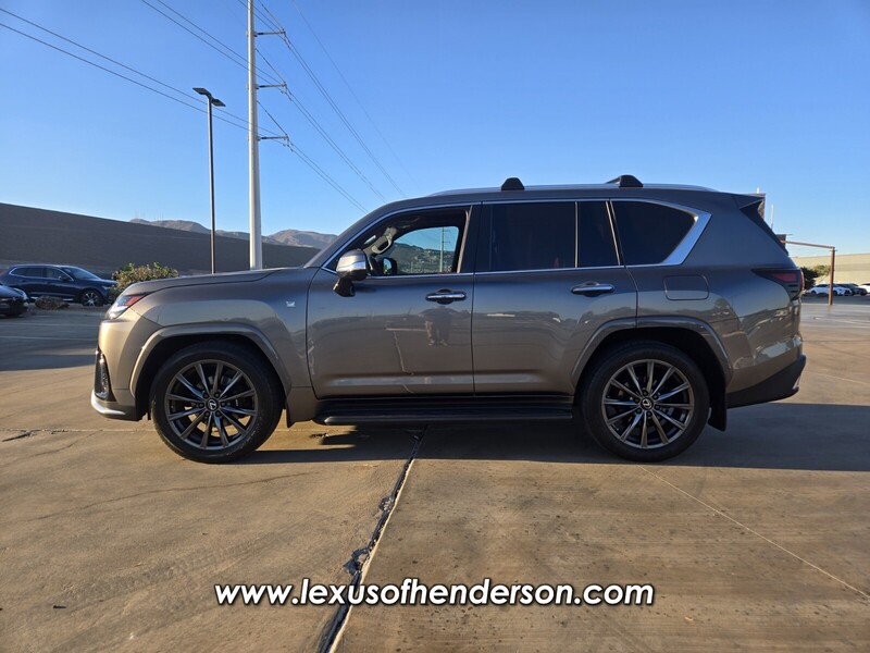 2023 Lexus LX 600 F SPORT photo 3