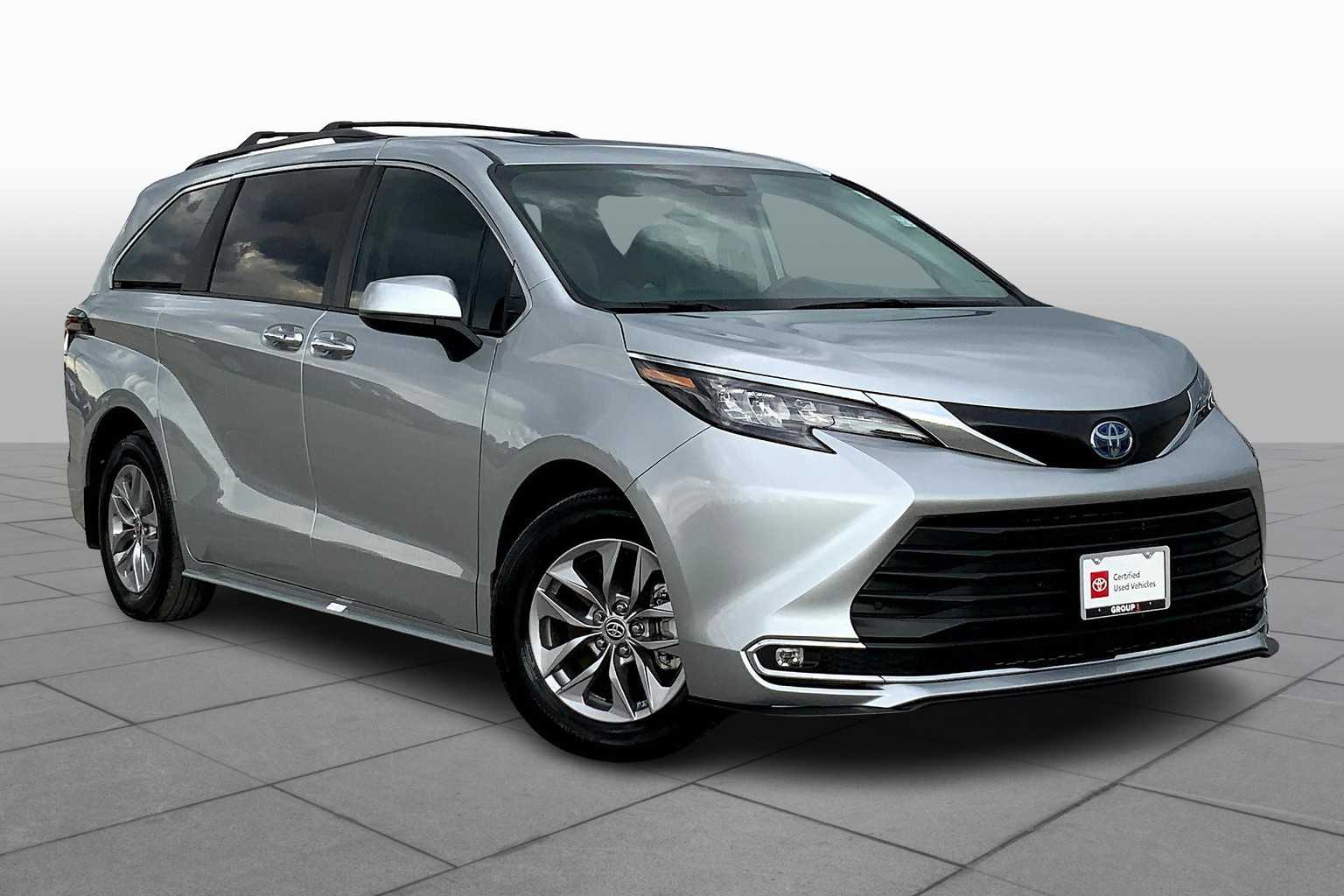 2024 Toyota Sienna XLE photo 2