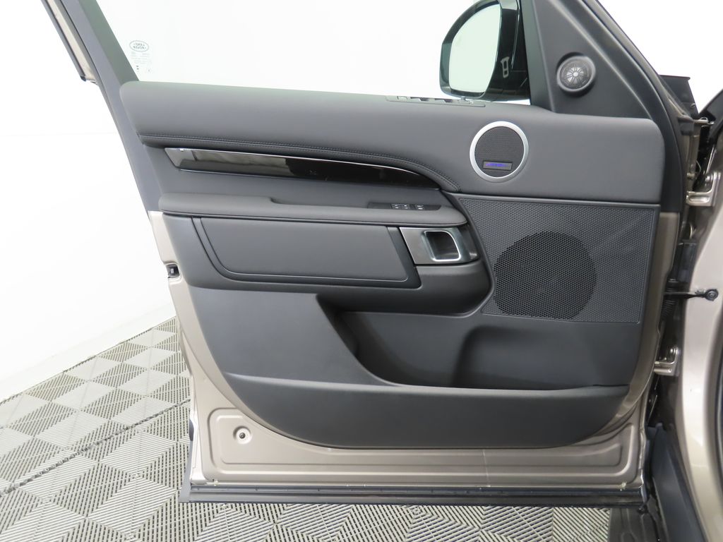 2025 Land Rover Discovery S photo 24