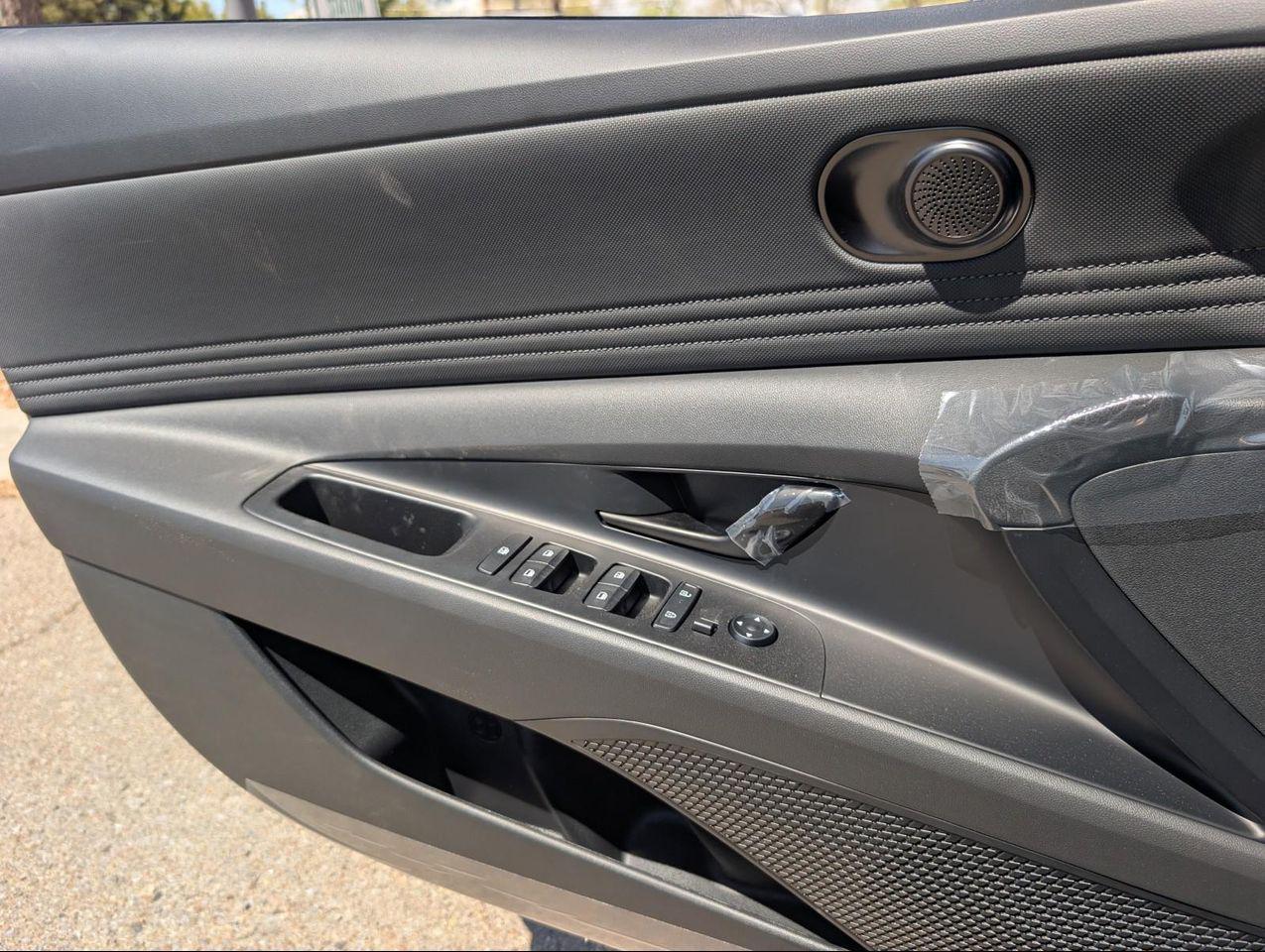 2025 Hyundai Elantra SEL Sport photo 17