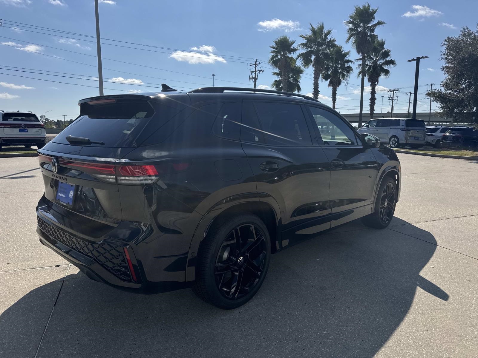 2026 Volkswagen Tiguan SE R-Line Black photo 2