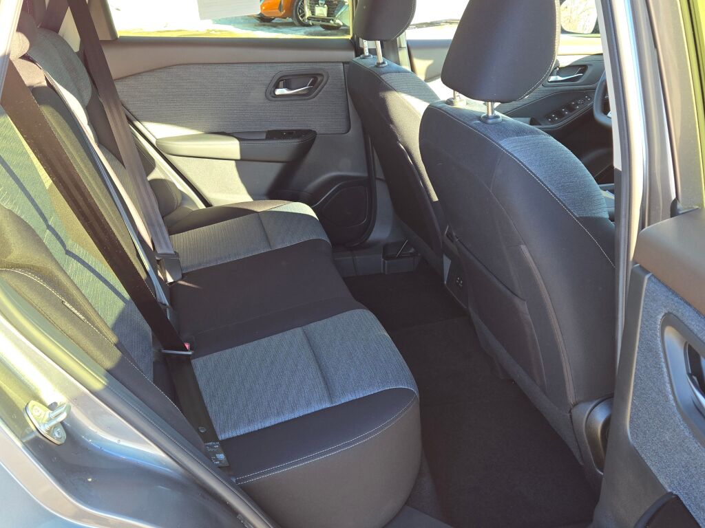 2023 Nissan Rogue SV photo 4