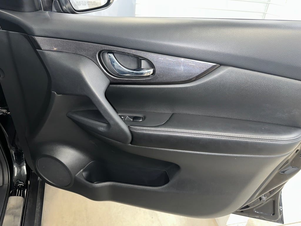 2018 Nissan Rogue SV photo 25