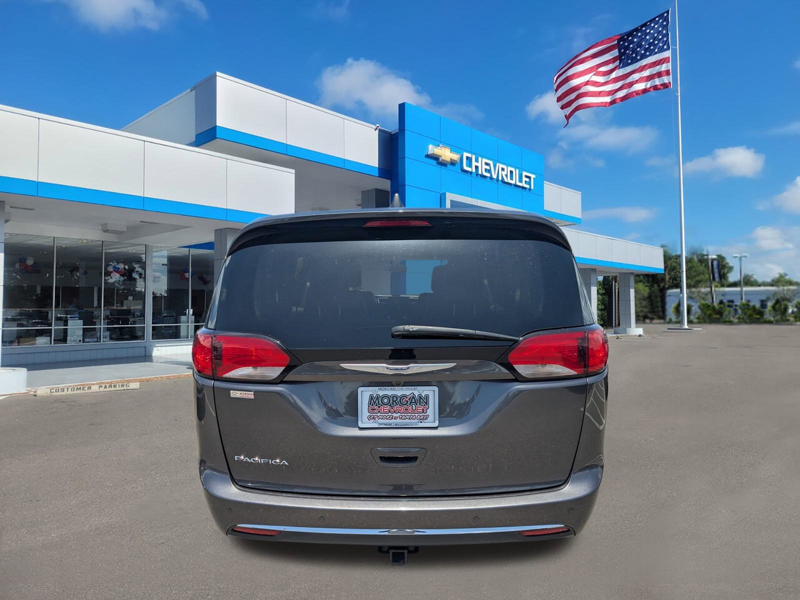 2020 Chrysler Pacifica Touring photo 4