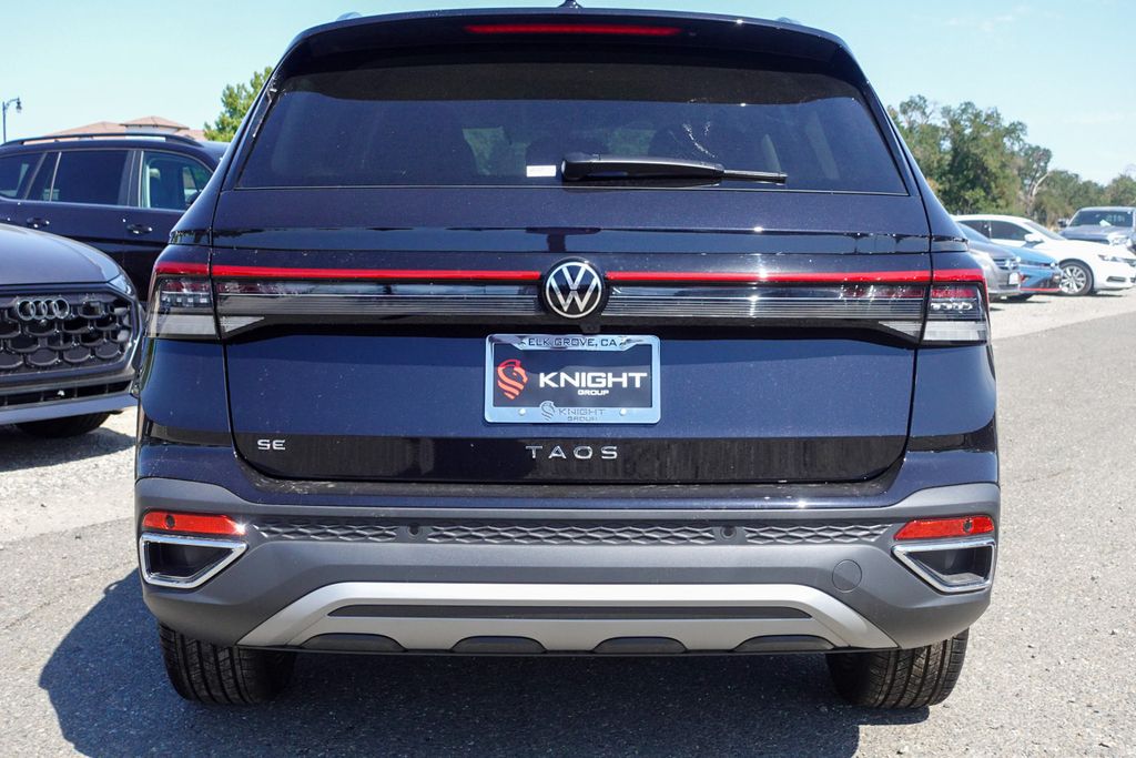 2025 Volkswagen Taos SE photo 3