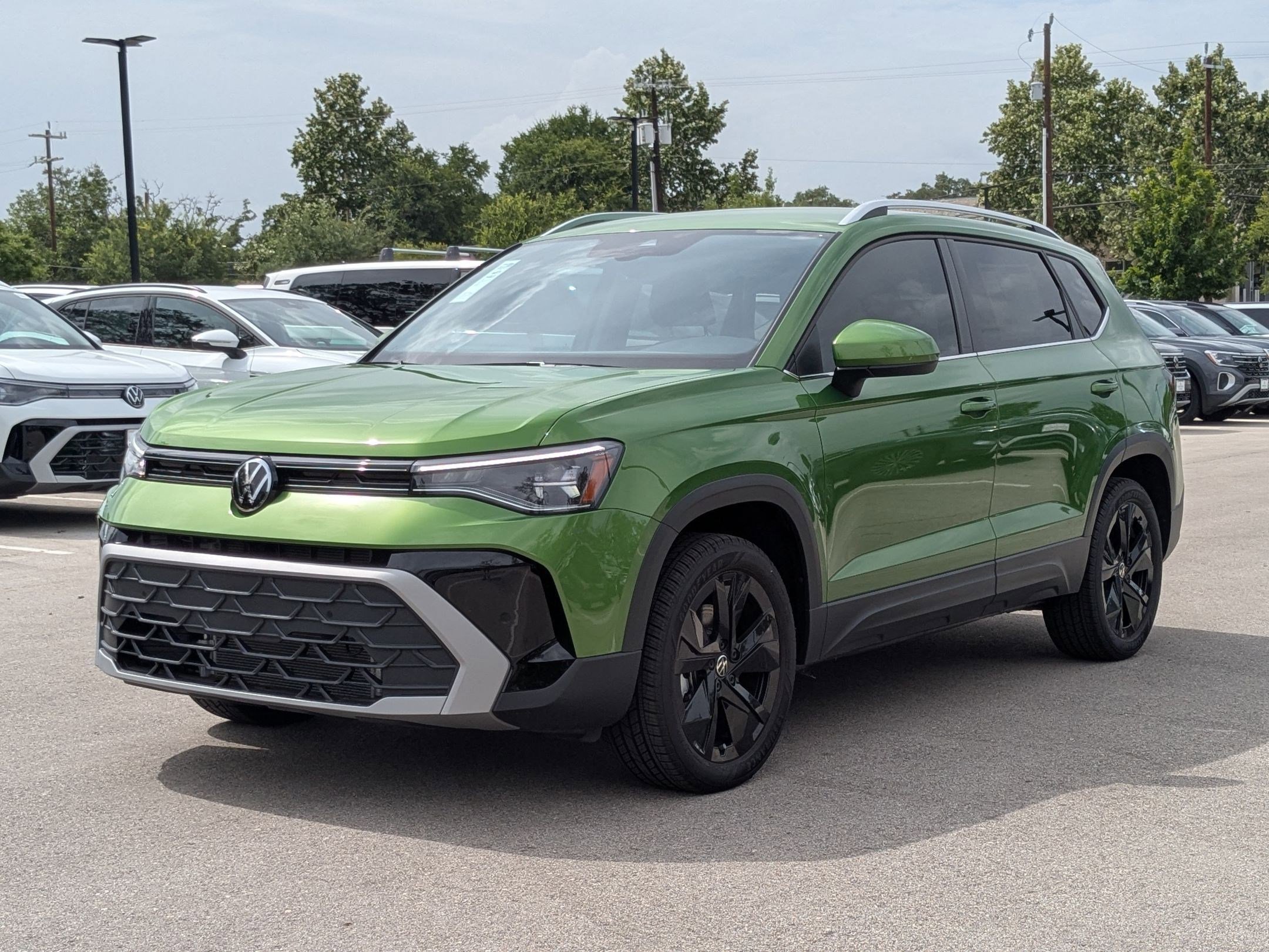 2025 Volkswagen Taos SE photo 2