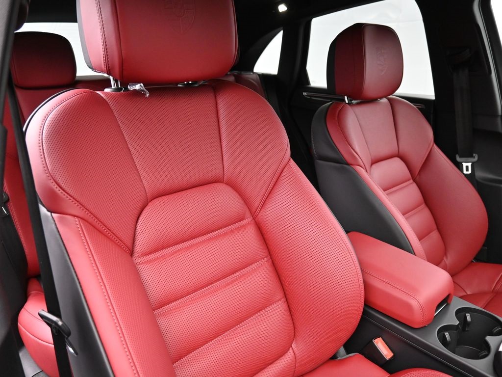2026 Porsche Macan T photo 17