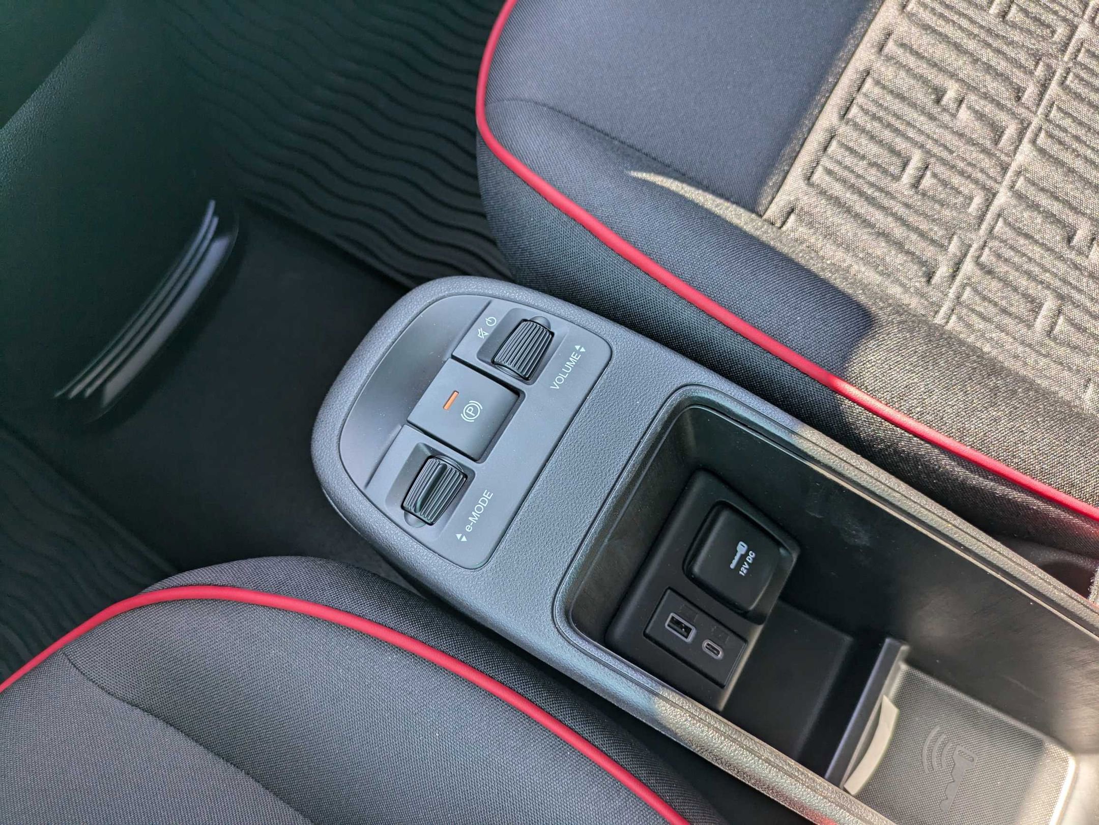 2024 Fiat 500e Red photo 3
