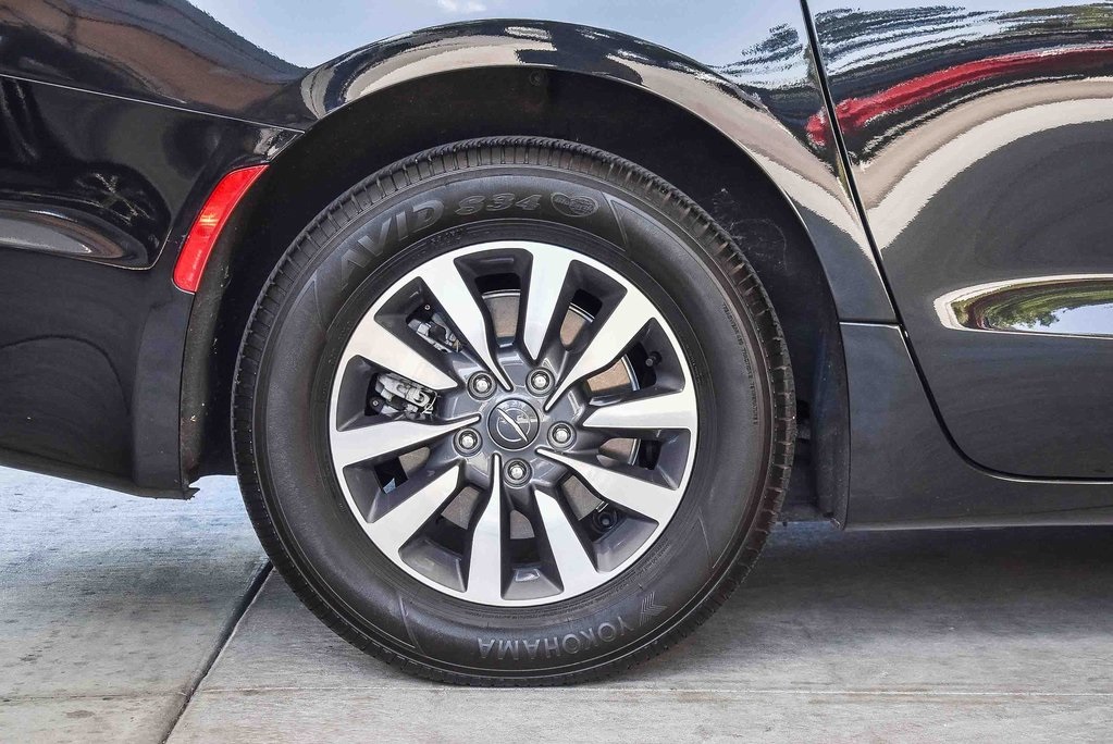 2023 Chrysler Pacifica Hybrid Touring L photo 11