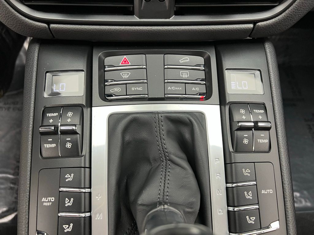 2021 Porsche Macan Base photo 14