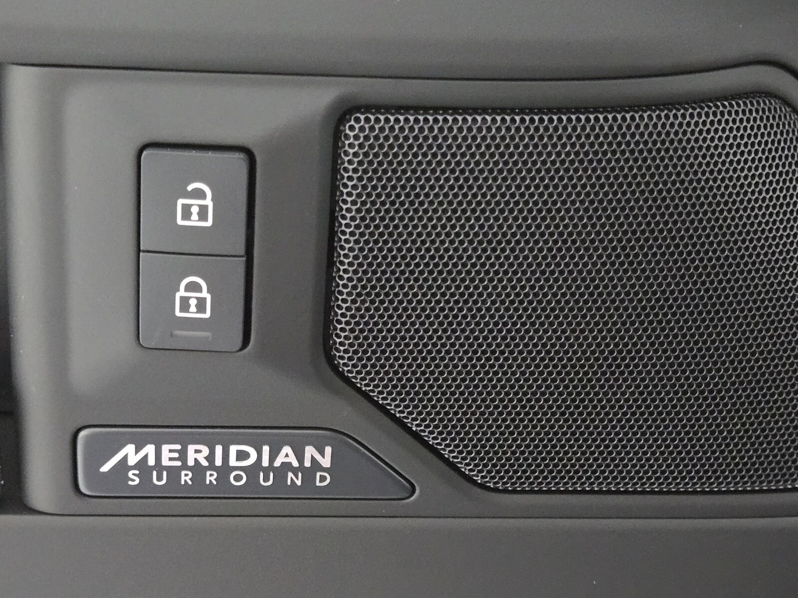 2025 Land Rover Defender X-Dynamic SE photo 21