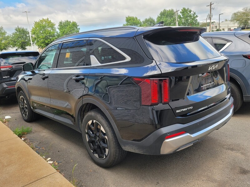 2024 Kia Sorento S photo 3