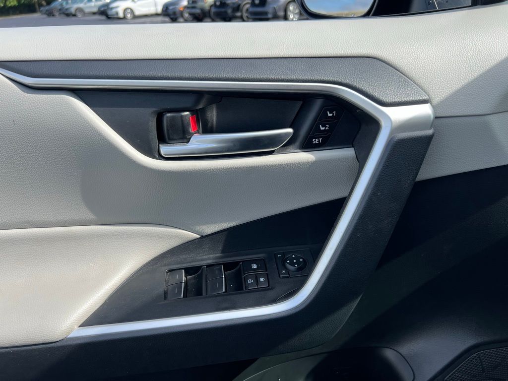 2023 Toyota RAV4 XLE Premium photo 28