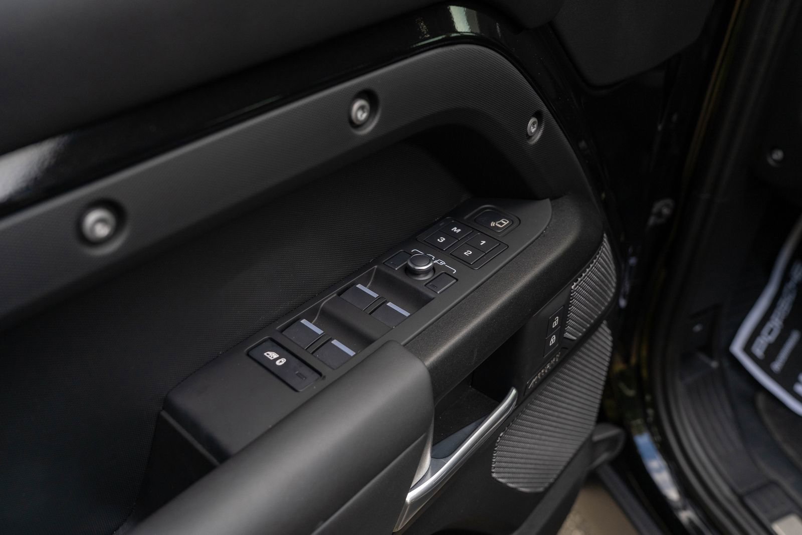 2023 Land Rover Defender V8 photo 15
