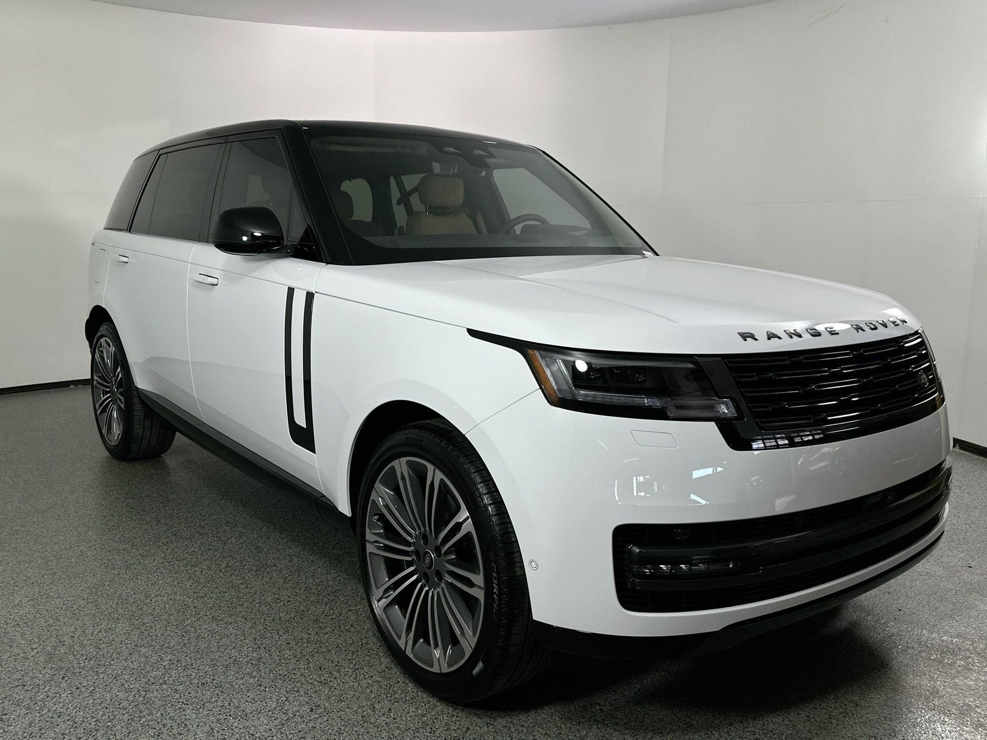 2025 Land Rover Range Rover SE photo 3