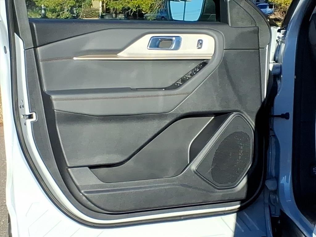 2025 Ford Explorer photo 3