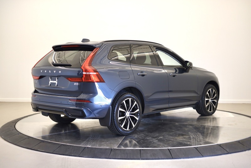 2023 Volvo XC60 B5 Plus photo 2