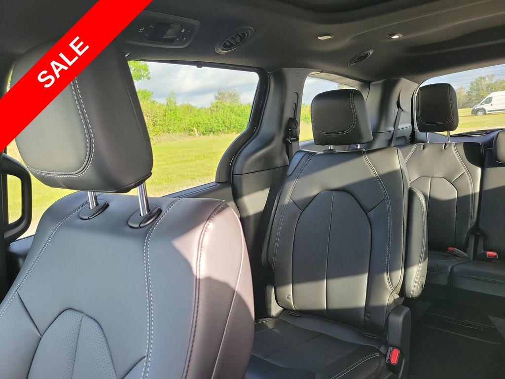 2025 Chrysler Pacifica photo 11