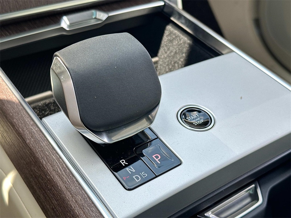 2025 Land Rover Range Rover SE photo 6