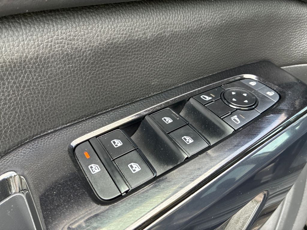 2022 Nissan Pathfinder SV photo 8