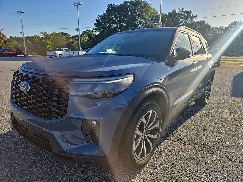 2025 Ford Explorer ST-LINE's photo