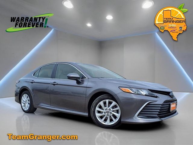 2023 Toyota Camry LE's photo