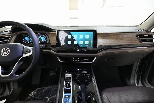 2025 Volkswagen Atlas SEL photo 2
