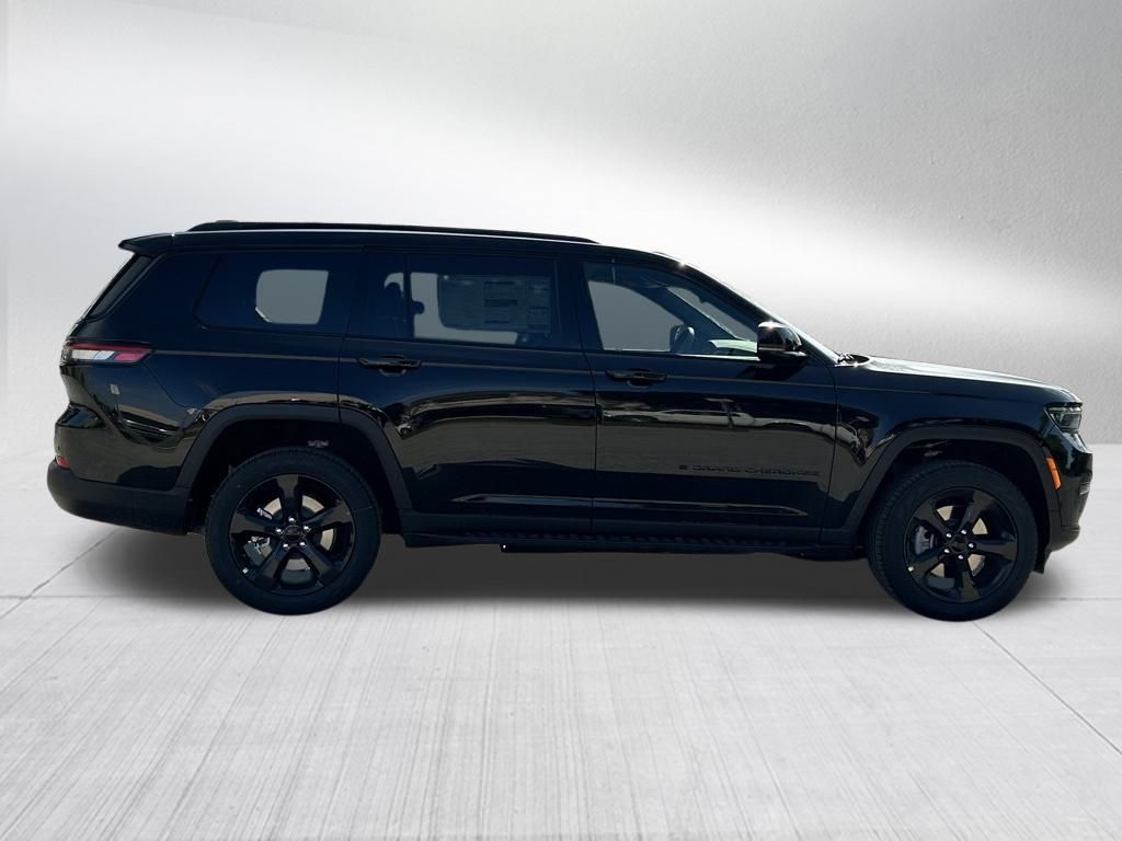 2025 Jeep Grand Cherokee Limited photo 3