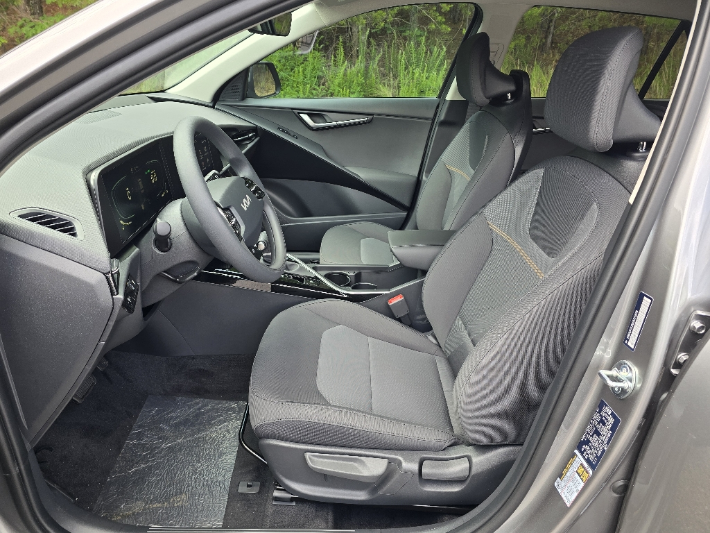 2025 Kia Niro LX photo 5
