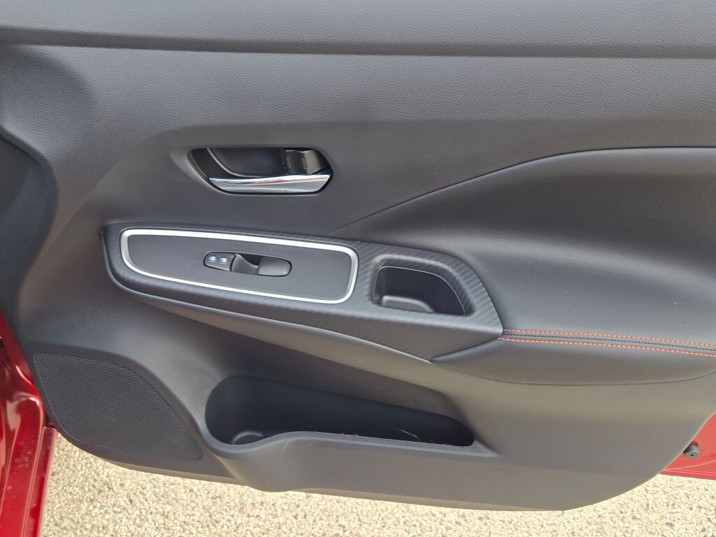 2025 Nissan Versa SR photo 4