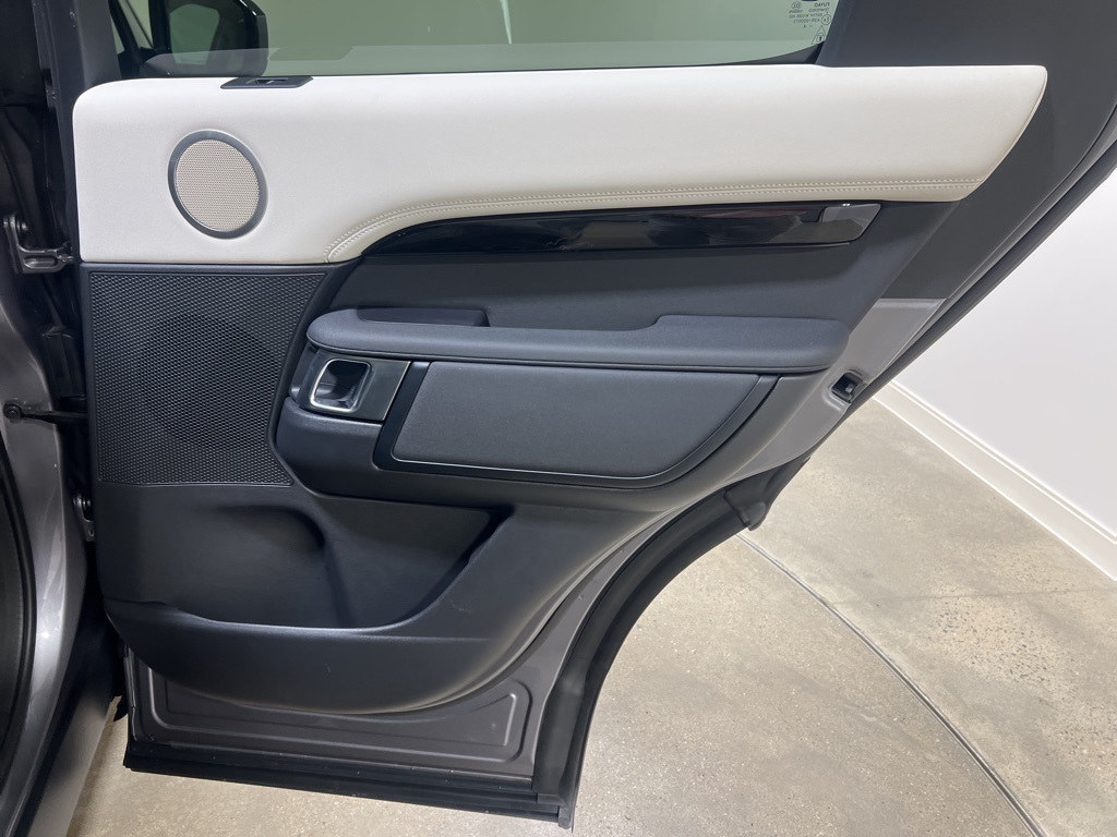 2025 Land Rover Discovery S photo 25