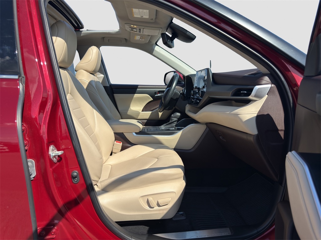 2022 Toyota Highlander XLE photo 18
