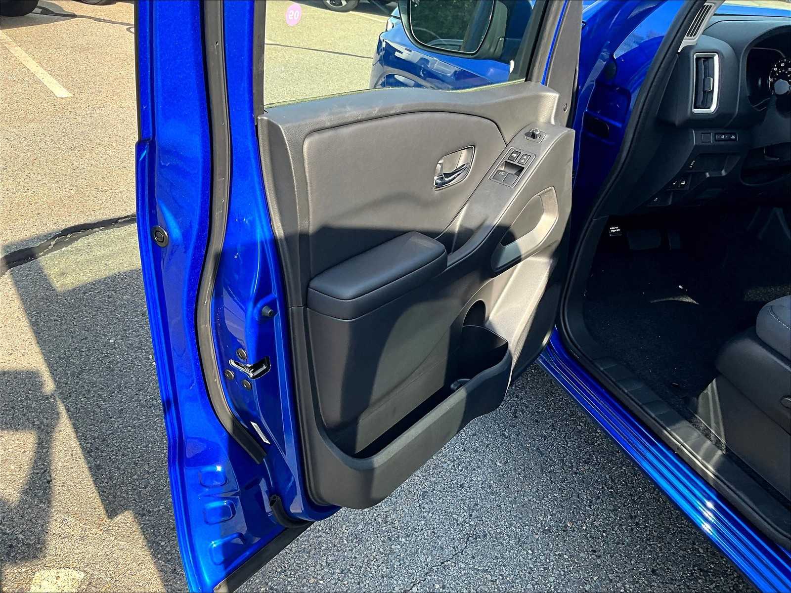 2025 Nissan Frontier SV photo 8
