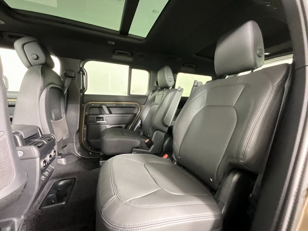 2025 Land Rover Defender 130 S photo 4
