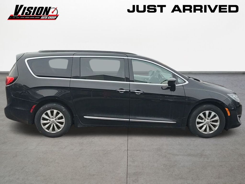 2017 Chrysler Pacifica Touring L photo 4