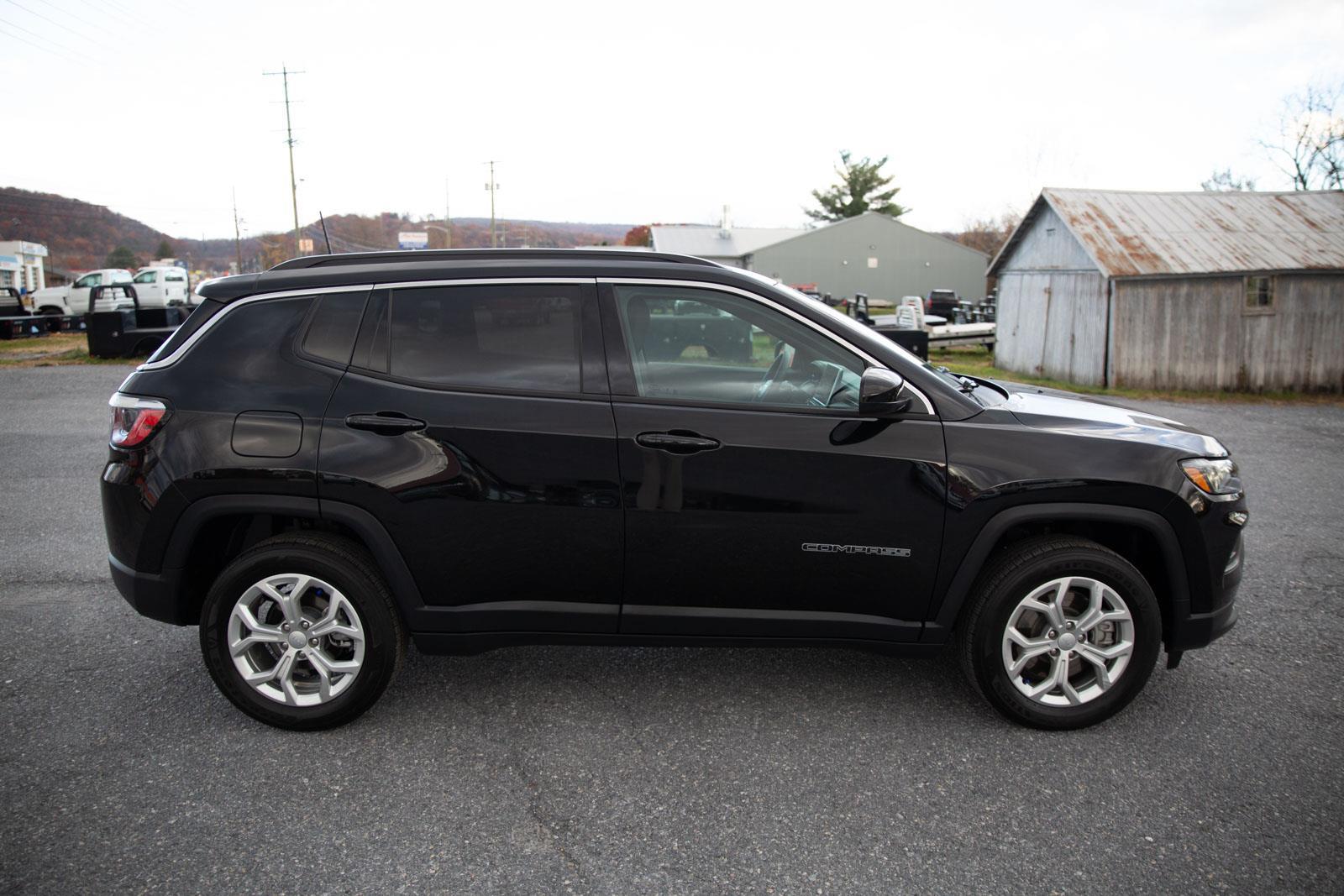 2024 Jeep Compass Latitude photo 2