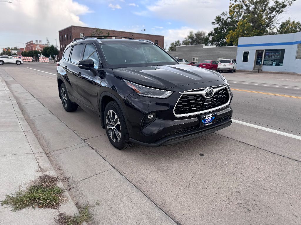 2021 Toyota Highlander XLE photo 3