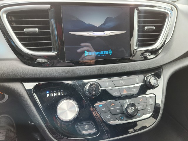 2019 Chrysler Pacifica Touring L photo 3