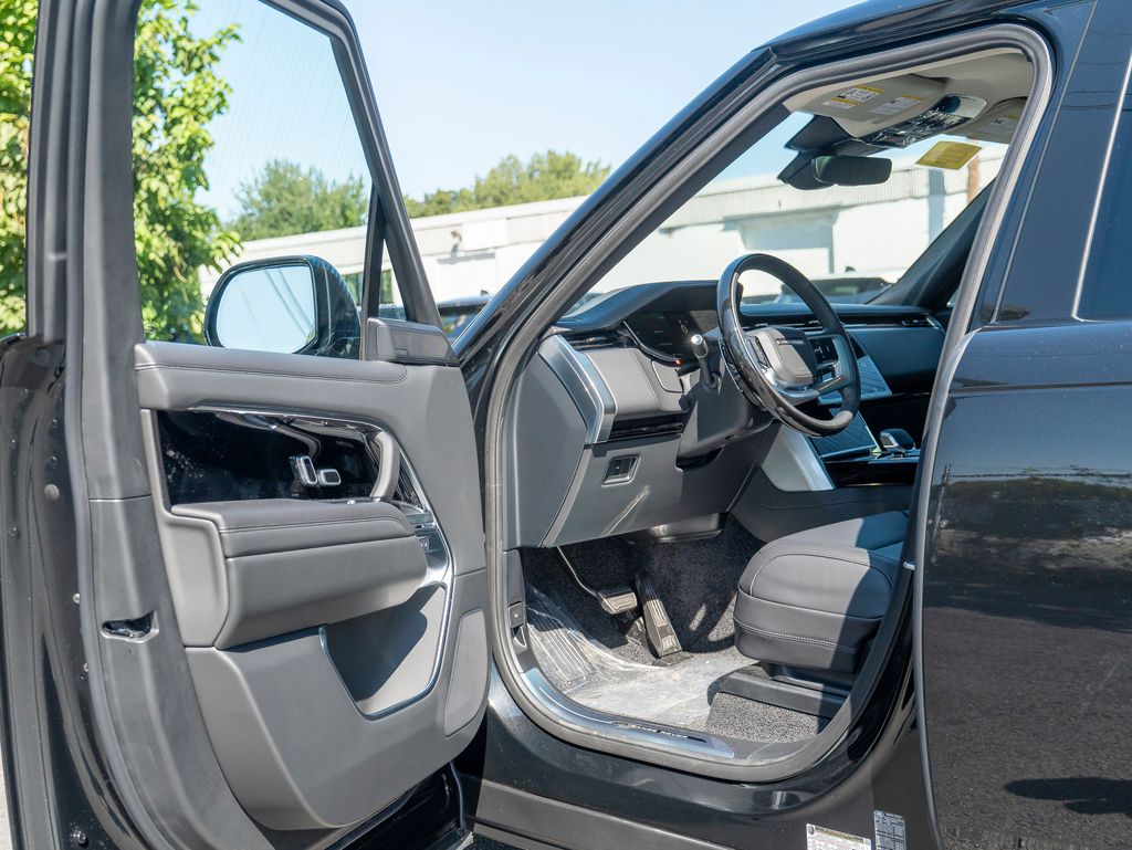 2025 Land Rover Range Rover SE photo 10