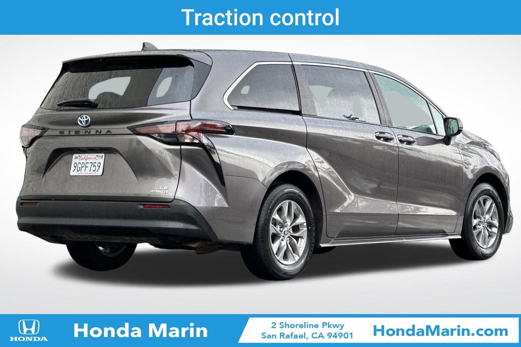 2023 Toyota Sienna LE Hybrid photo 2
